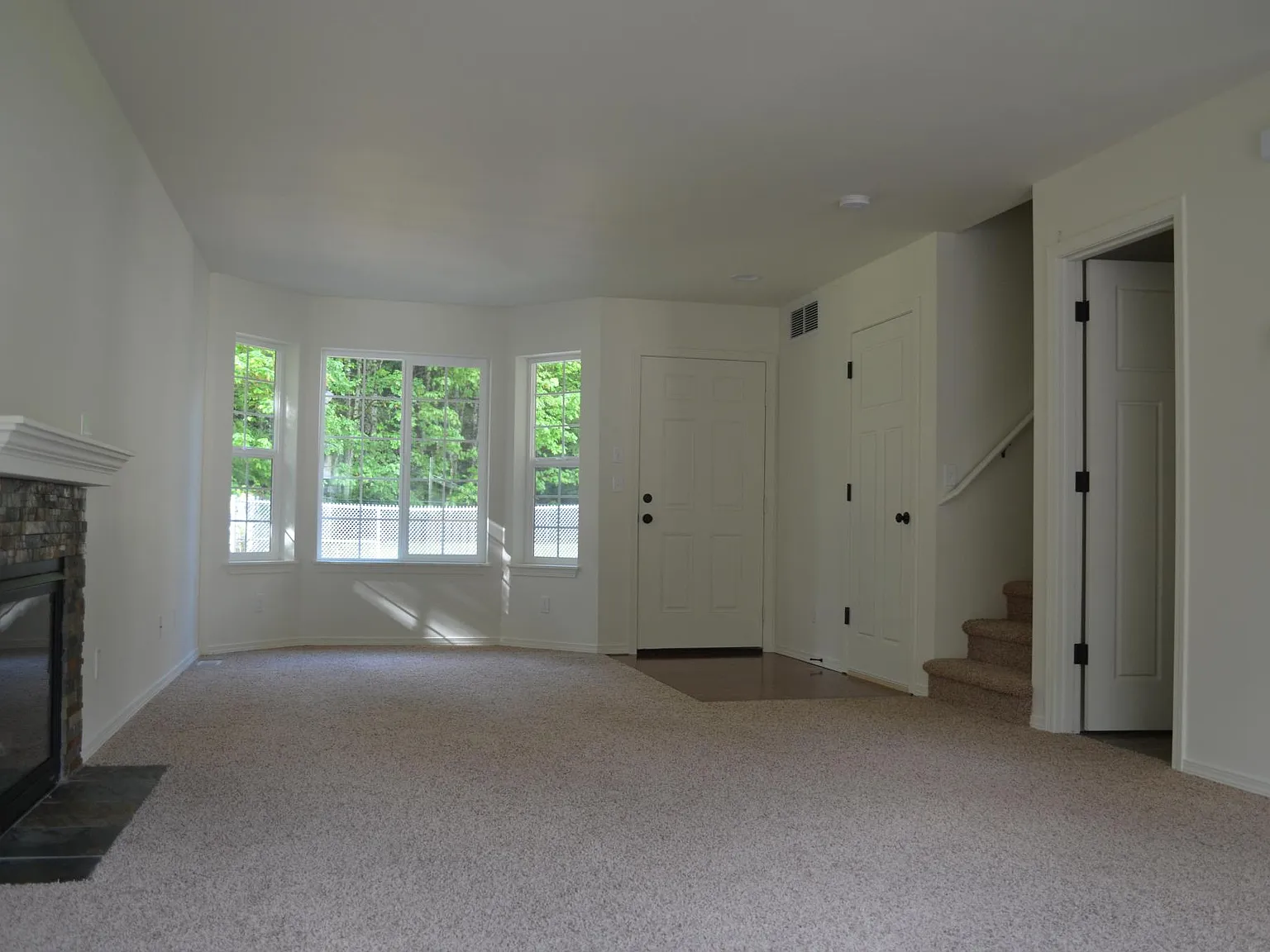 3 bed, 2.5 bath, 1300 sqft, $2,300 — Photo 2