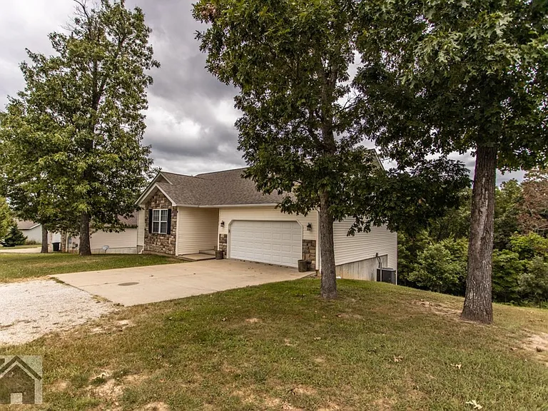 15830 Terris Ln — Photo 2