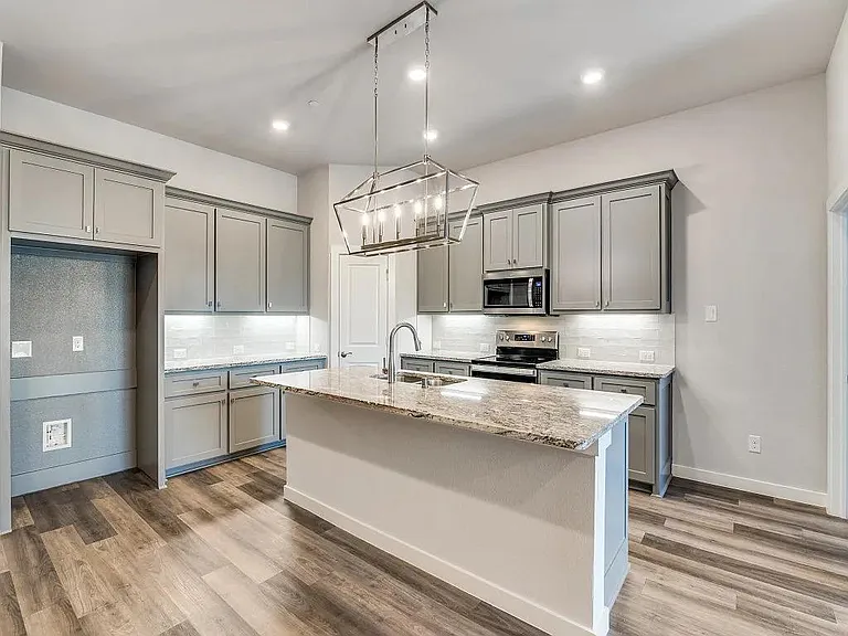 627 Oakridge Dr — Photo 3