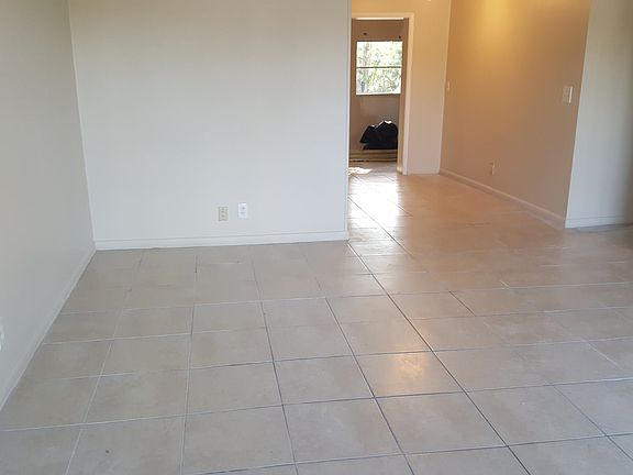 5th image of 9162 SE Parkway Dr