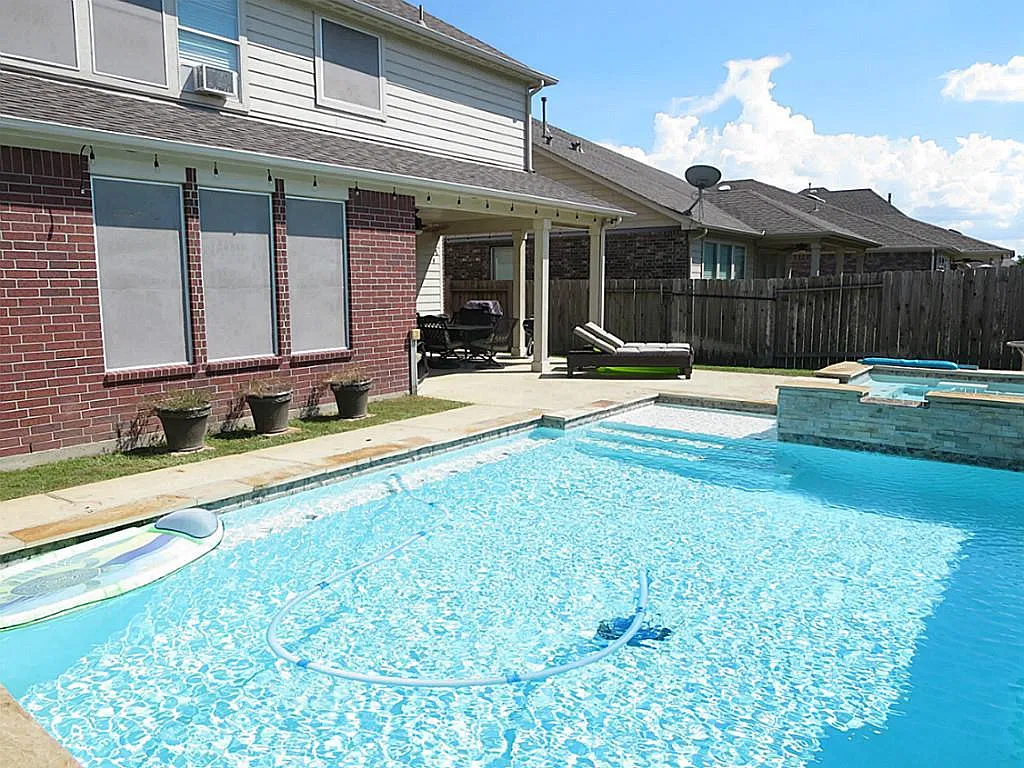 5 bed, 3.0 bath, 2611 sqft, $3,150 — Photo 2
