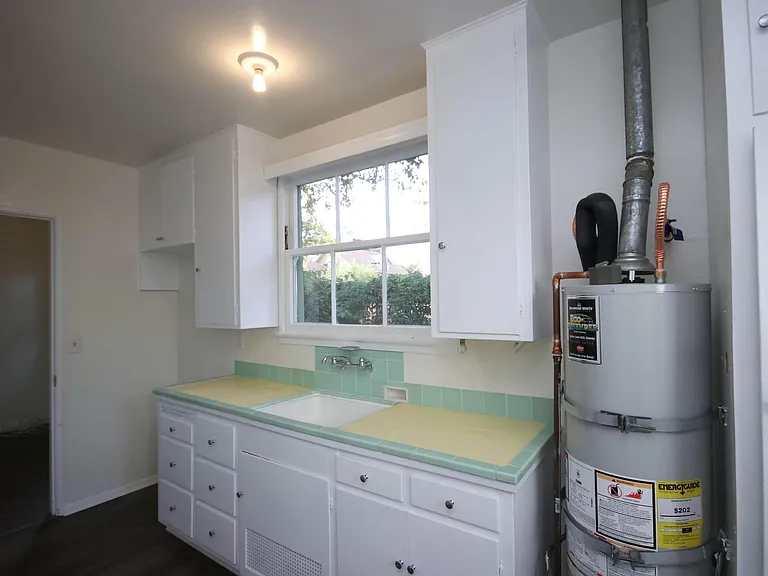 658 N Madison Ave — Photo 12