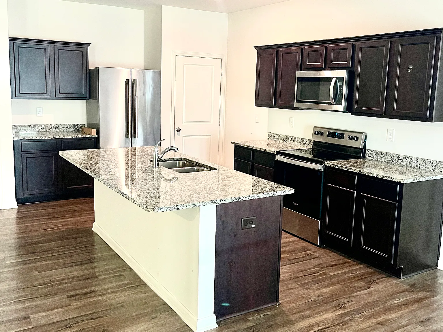 3 bed, 1882 sqft, $2,250 — Photo 2