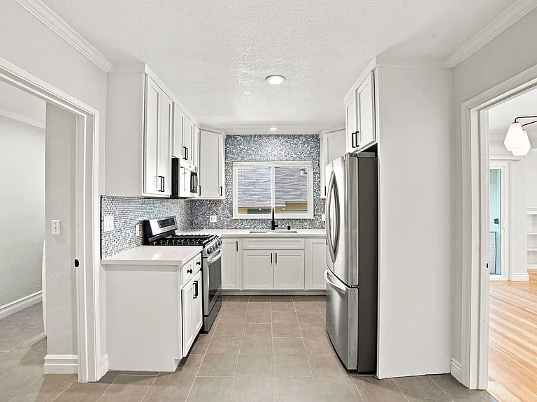 864 Erie St — Photo 13