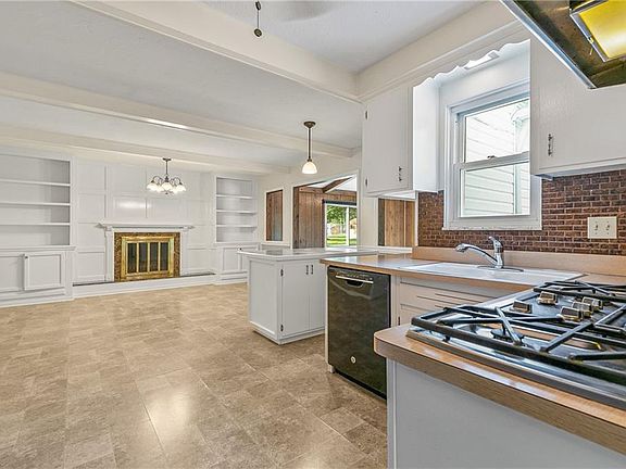 2nd image of 980 Cranbrook Dr