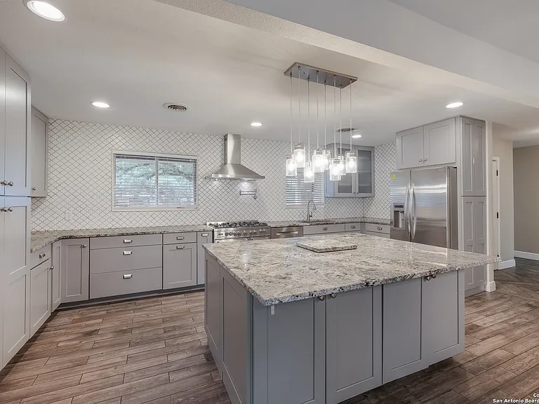 734 Susie Ct — Photo 3