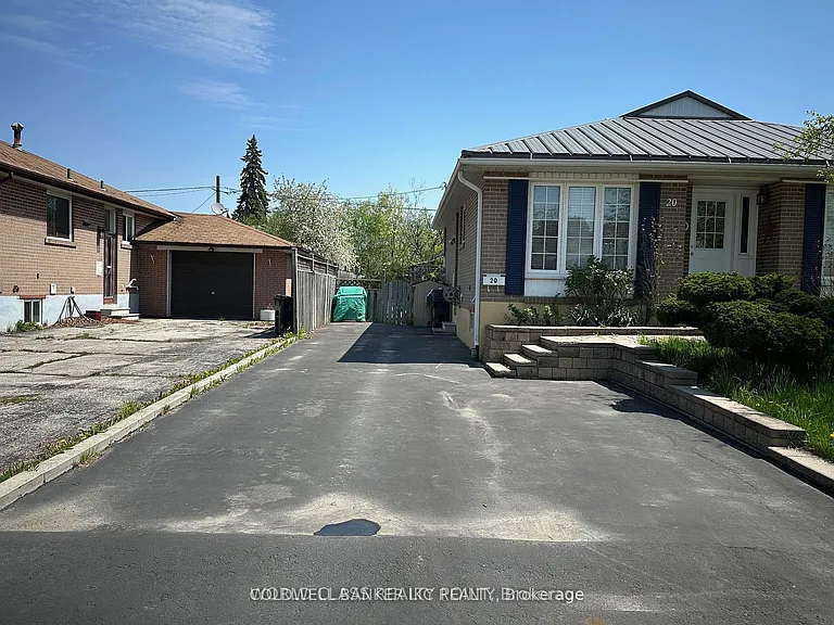 20 Murchison Cres — Photo 1