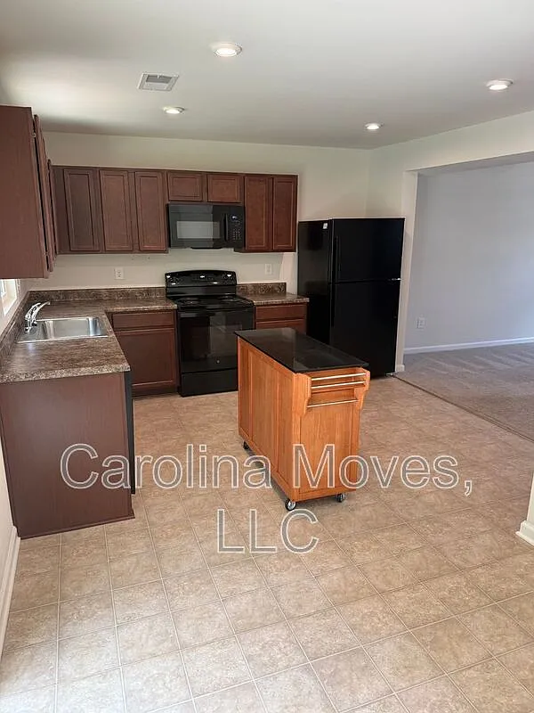 3 bed, 2.5 bath, 1200 sqft, $1,695 — Photo 4