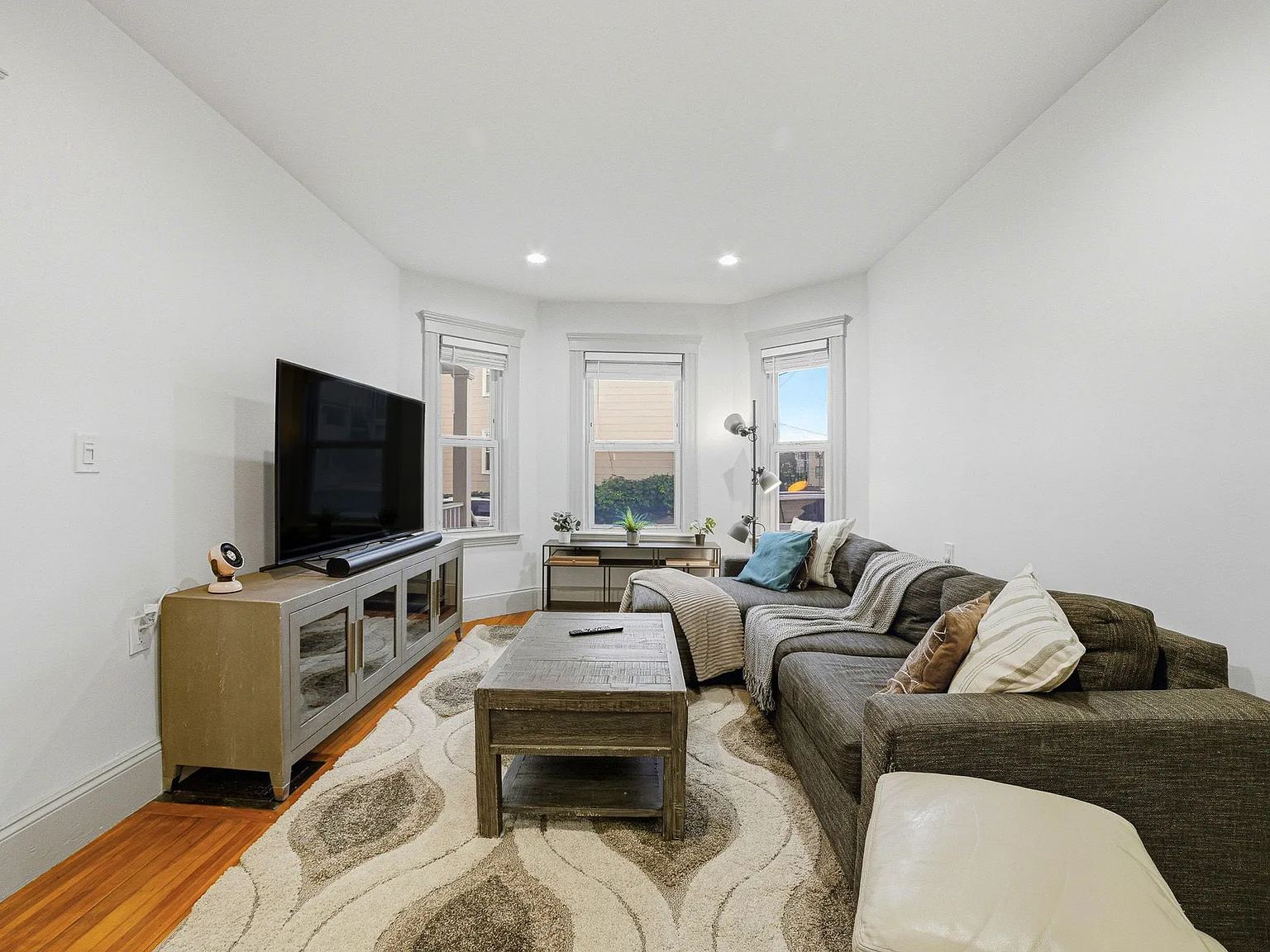 3 bed, 9999 sqft, $3,150 — Photo 3
