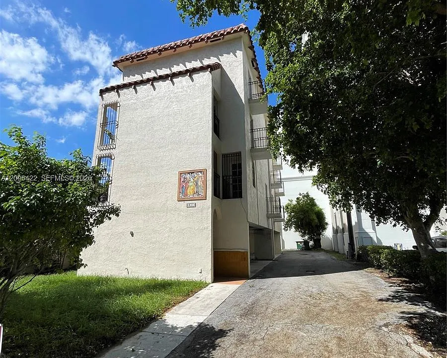 211 Sidonia Ave #4