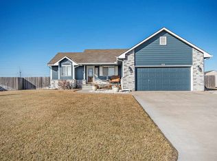 414 Meadowbrook Dr, Newton, KS 67114