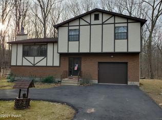 215 Oak Hill Rd, Hawley, PA 18428