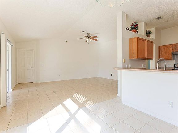 4th image of 605 Copper Beech Blvd