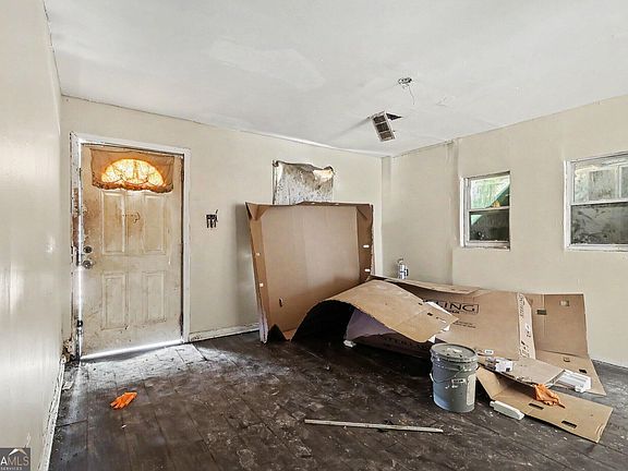4th image of 1005 Regis Rd SE