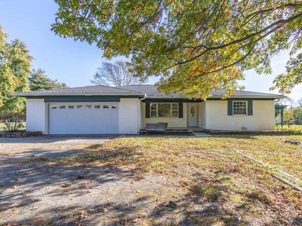 8095 W Sycamore Rd, Fairland, IN 46126