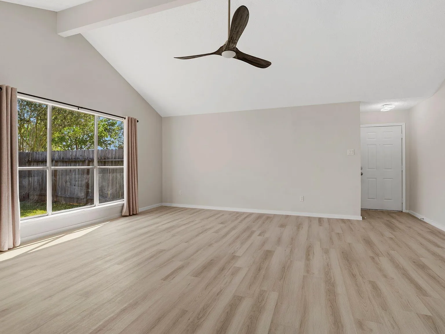 3 bed, 2.0 bath, 1565 sqft, $2,200 — Photo 4