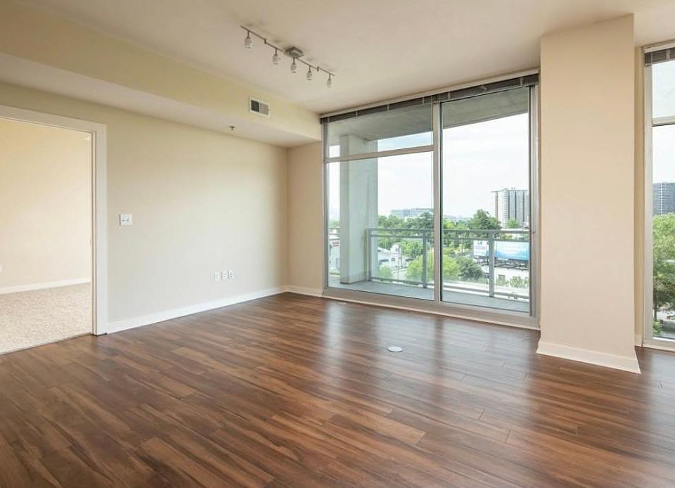 2nd image of 3424 Peachtree Rd NE #4421