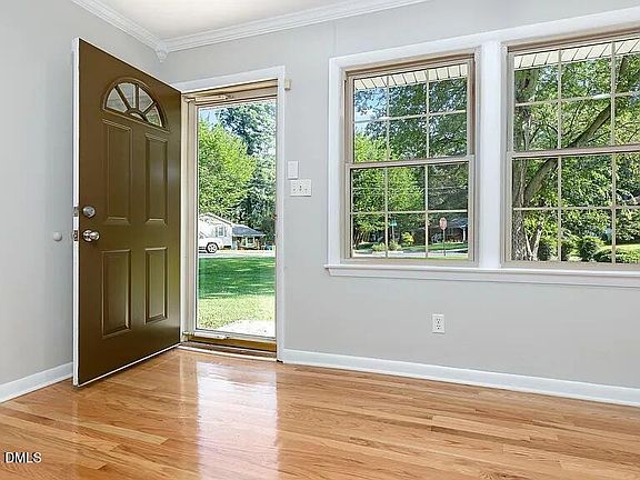 3rd image of 817 Chatham Ln