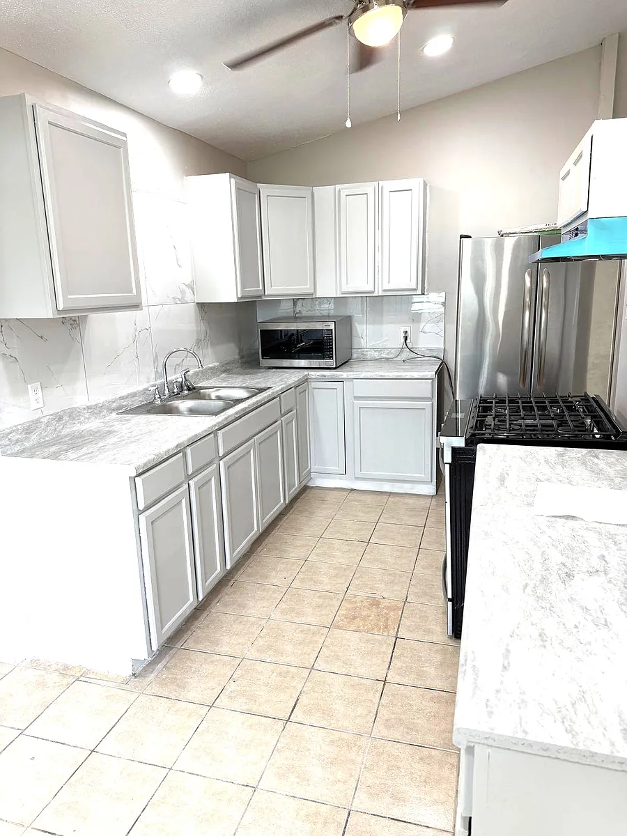 Building Photo - 1401 Sunset Dr