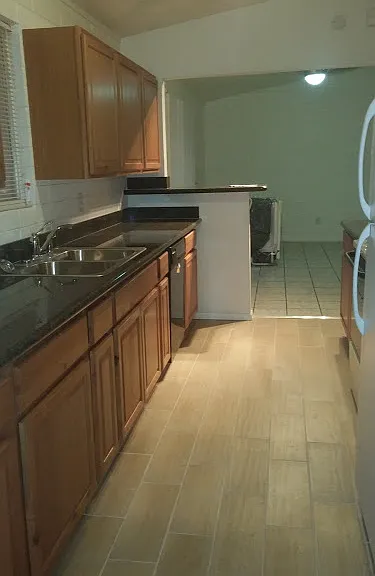 3927 E Cheery Lynn Rd — Photo 3