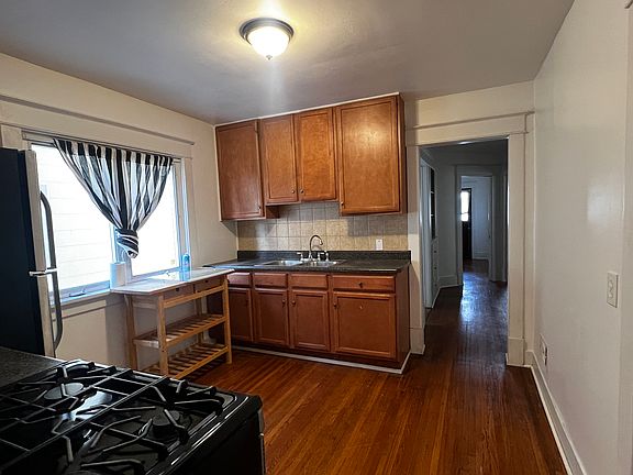 2nd image of 83 Shoreham Pkwy