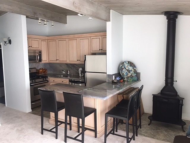 Kitchen & Breakfast Bar