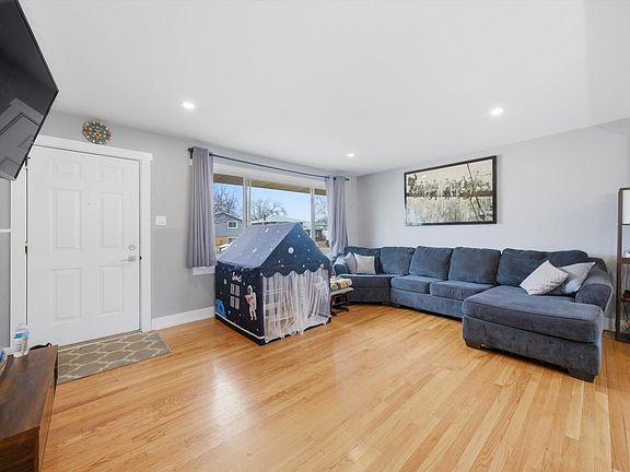 4th image of 10345 Barnard Dr