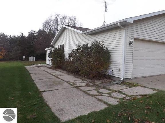 5th image of 8795 Phelps Dr