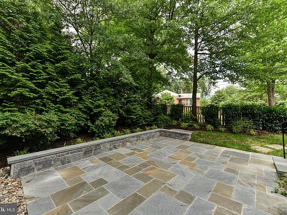 4th image of 212 Gentry Ave