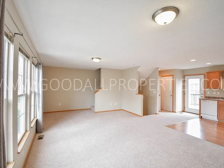 4319 153rd St — Photo 2
