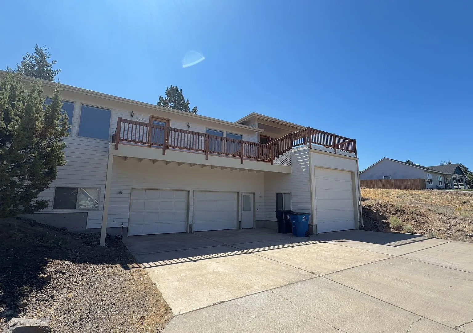 3 Bedroom / 2 Bathroom Home with Large 2 Car garage With Shop Area and RV — Photo 1
