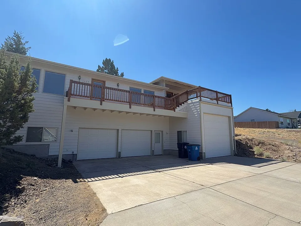 3405 SW Hillcrest Dr