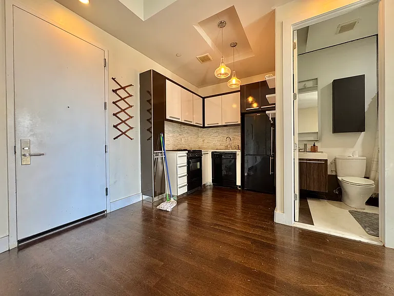 137 Manhattan Ave #3B — Photo 2