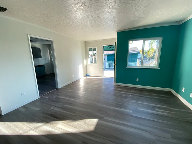 352 E College St — Photo 4