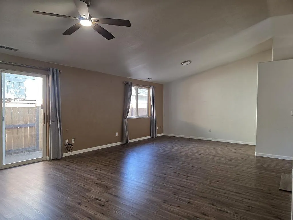 Building Photo - 209 SE Liberty Dr
