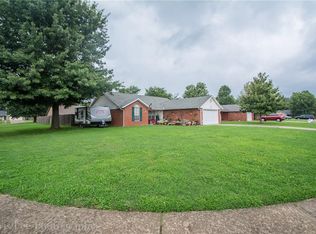 922 Merry Ln, Springdale, AR 72762