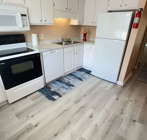 1208 Pinegrove Dr #D — Photo 2