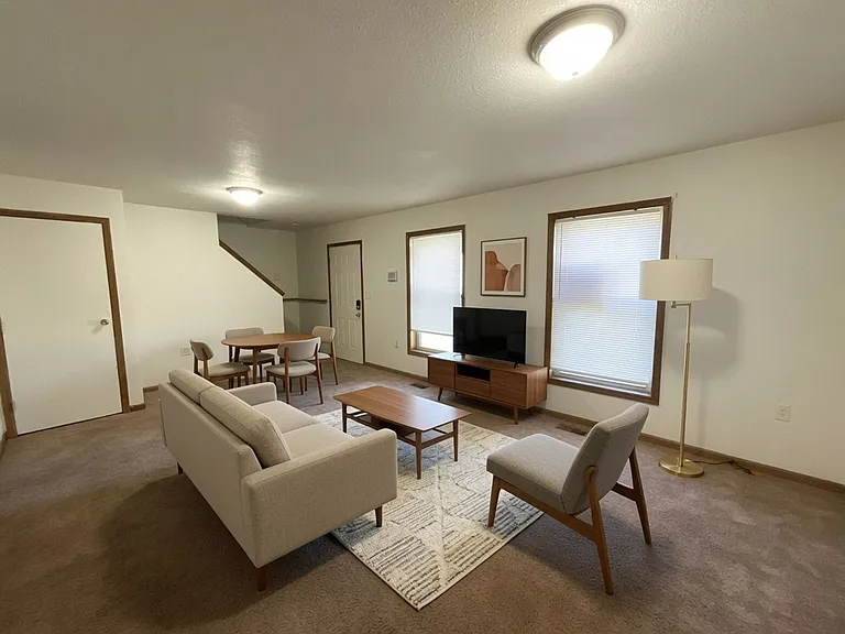 545 W Grand Ave — Photo 2