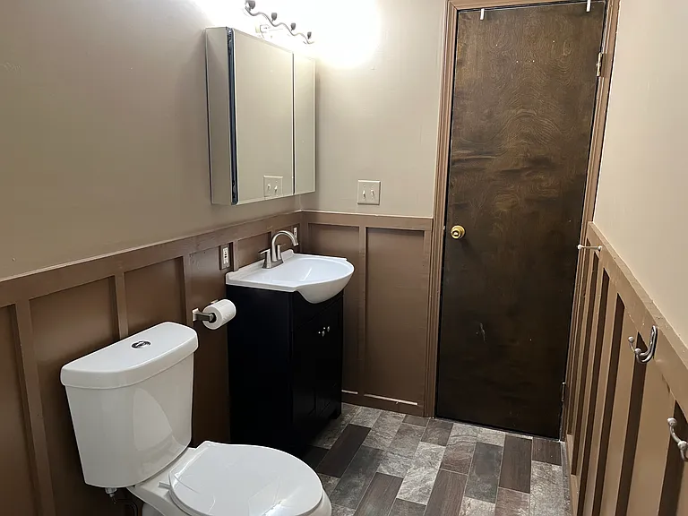 421 E Broadway St — Photo 10