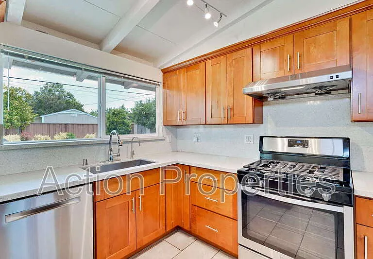 1343 Torrance Ave — Photo 8
