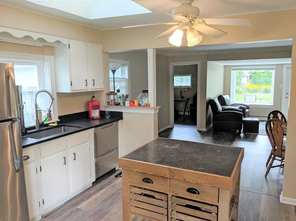 2402 N 2nd Ln, Oconomowoc, WI 53066