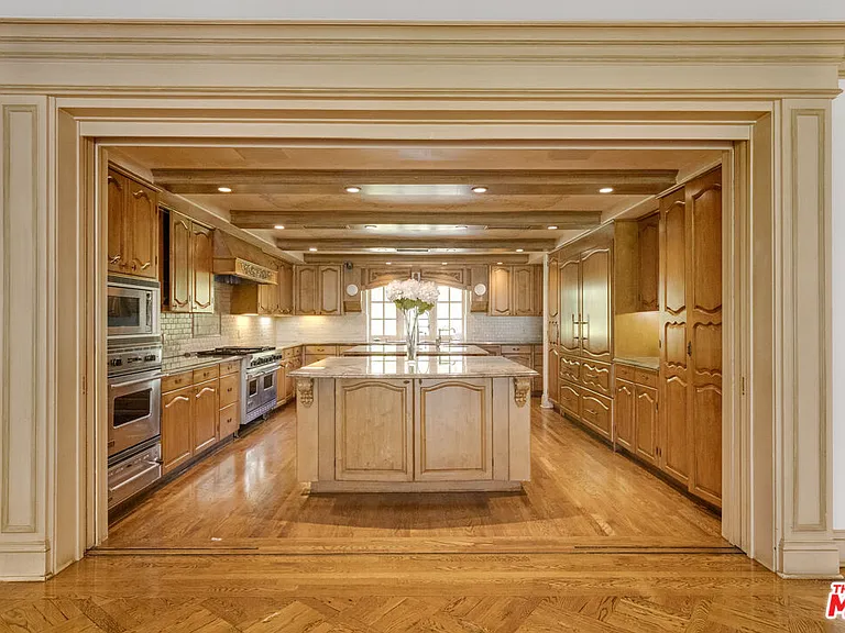 821 N Whittier Dr — Photo 17