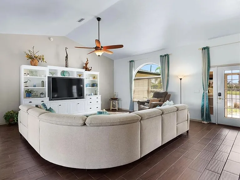 24 Clubhouse Ct — Photo 4