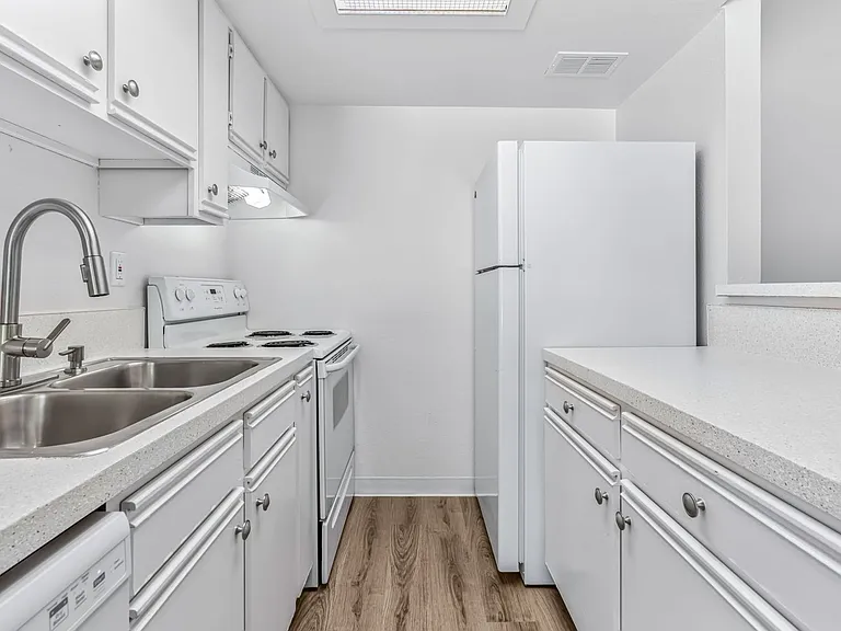 Hilton Street Apartments — Photo 44