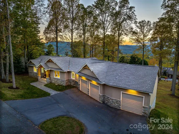 948 Eagles Ct, Hendersonville, NC 28739