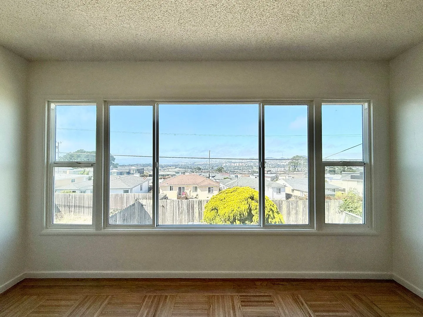 Spacious Single-Family Home in Westlake - Views & Huge Garage! — Photo 4