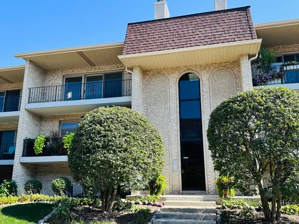 9004 Del Prado Dr APT 2N, Palos Hills, IL 60465