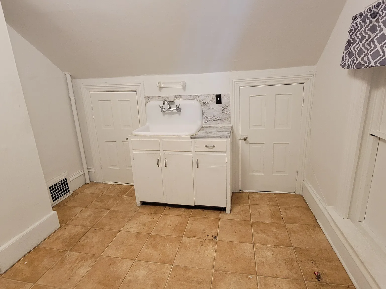 2 bed, $640 — Photo 2