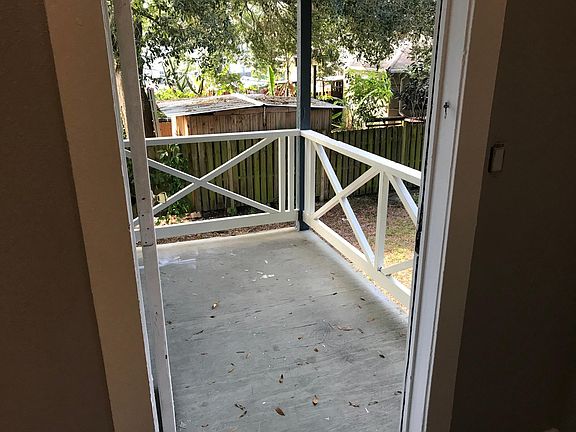 5th image of 902 W Columbus Dr #B