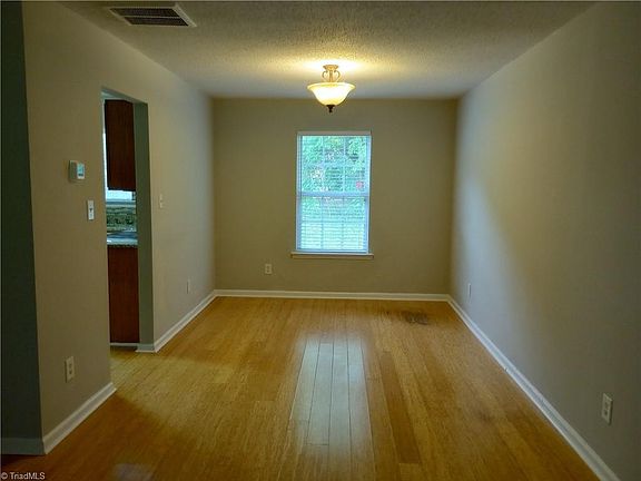 4th image of 448 Bedford Park Dr